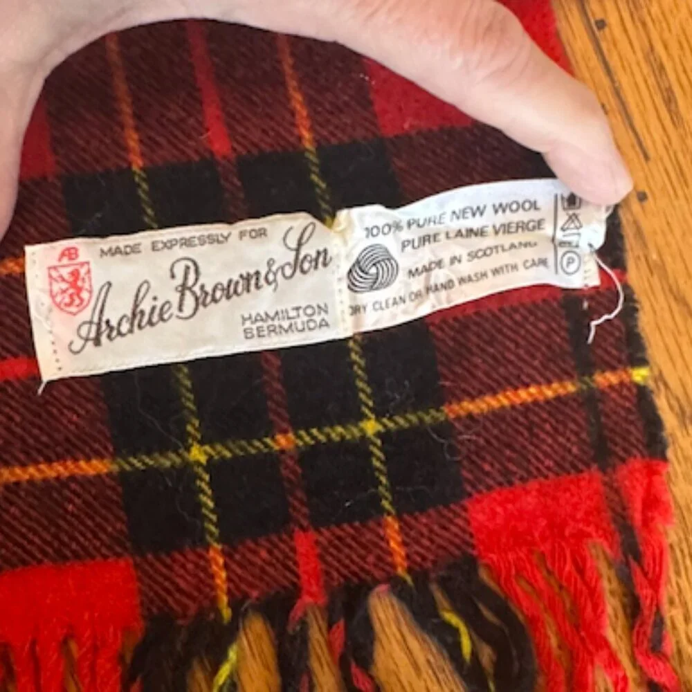 Vintage Archie Brown & Son wool scarf. 100% New Wool (C42)
